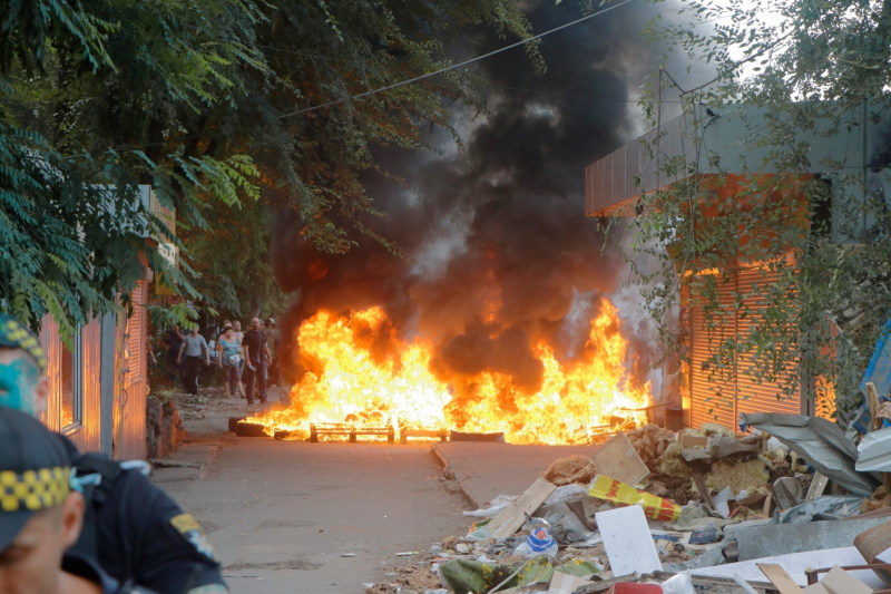 В Днепре произошла драка с муниципальной стражей из-за сноса МАФов