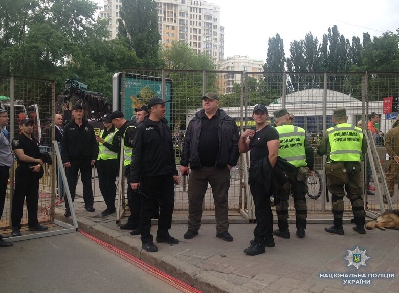 В Киеве мужчина с ружьем пытался пройти на акцию к 9 мая