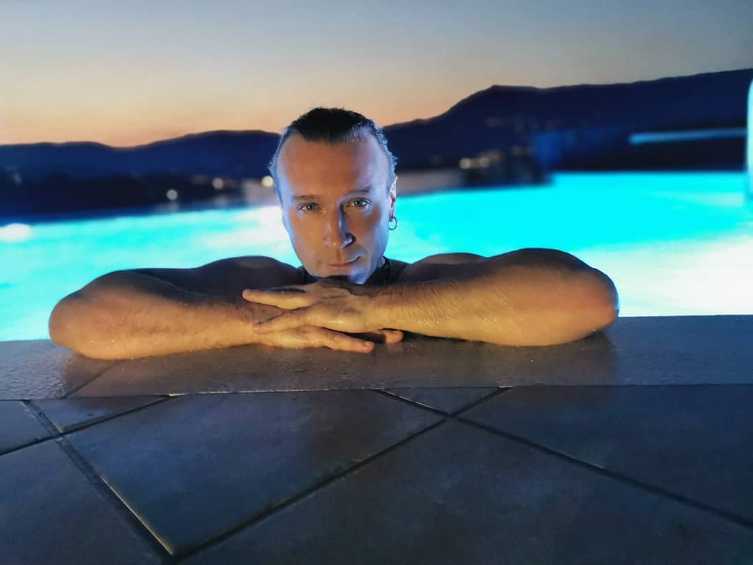 Олег Винник спокусив українок мокрим фото