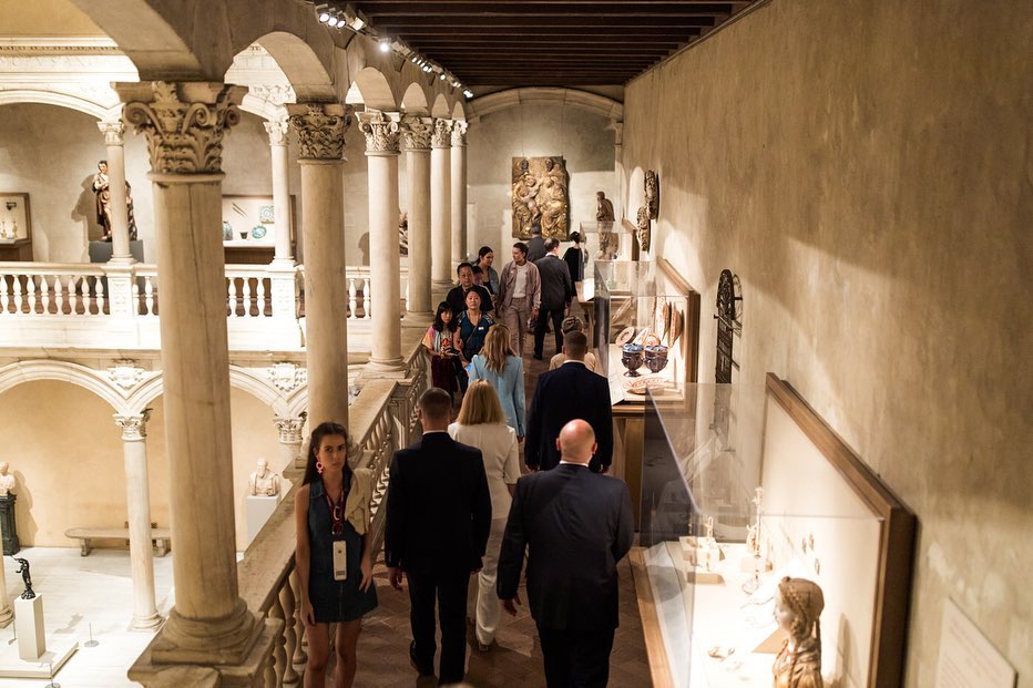 Олена Зеленська похвалилася стильними фото з Метрополітену