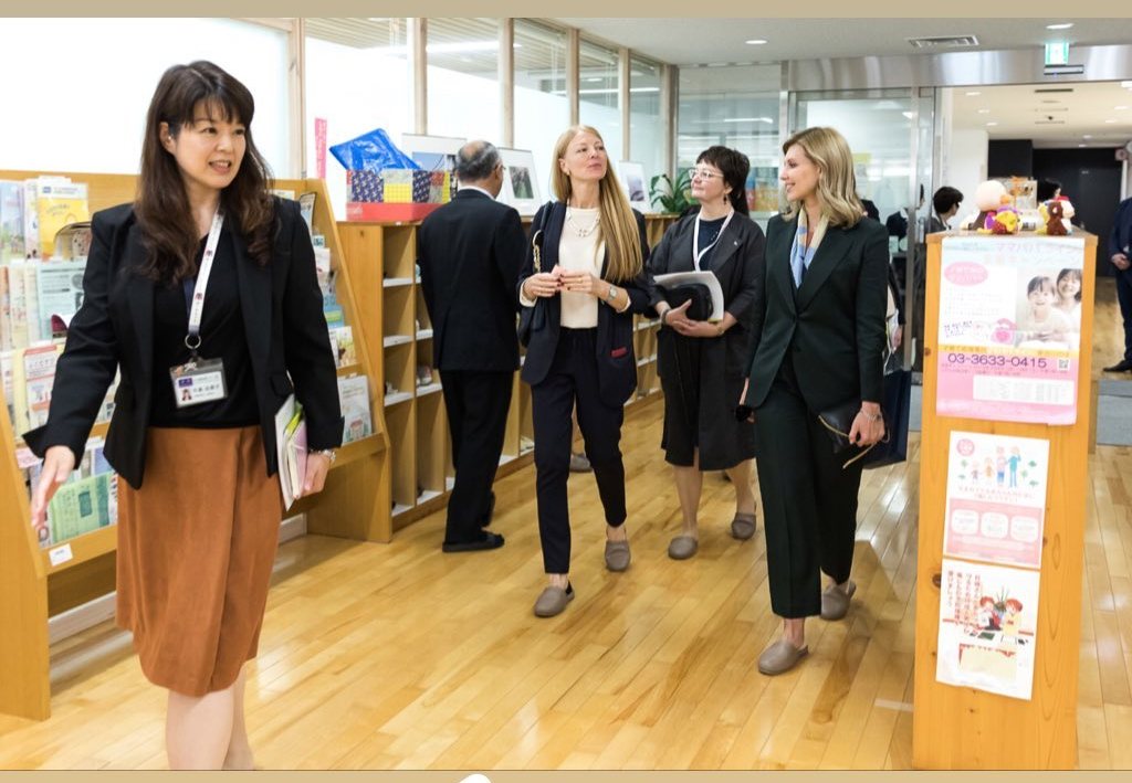 С пестрой изюминкой: Елена Зеленская блистает в строгом деловом костюме с укороченными брюками