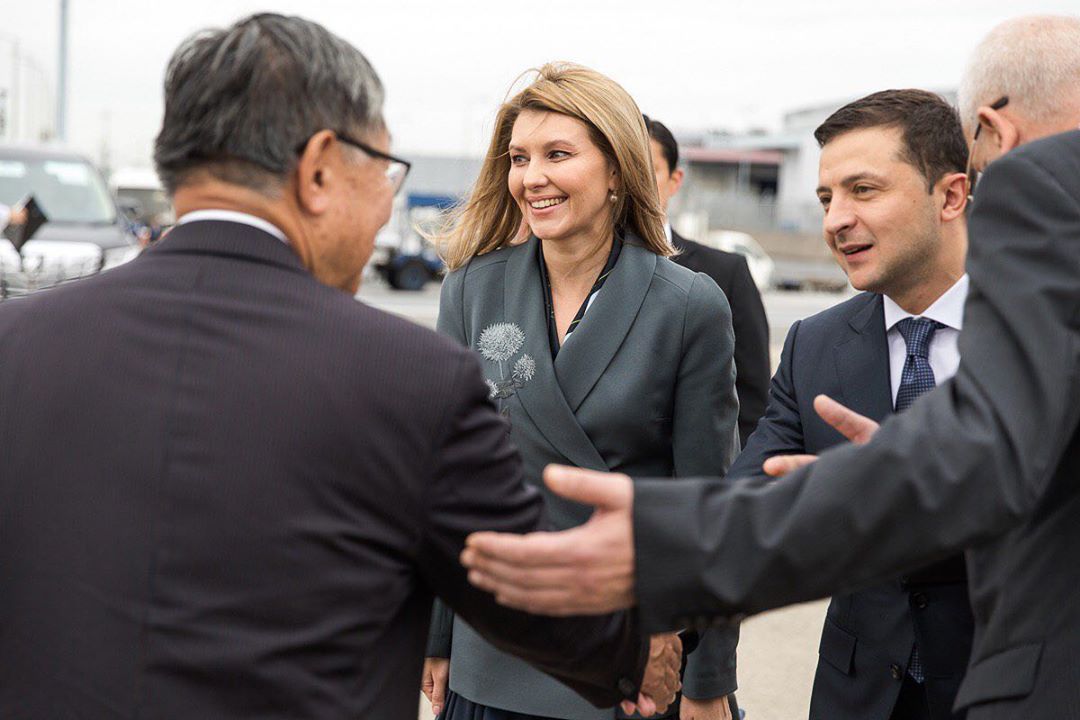 С пестрой изюминкой: Елена Зеленская блистает в строгом деловом костюме с укороченными брюками