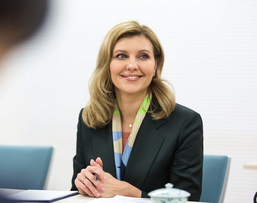 С пестрой изюминкой: Елена Зеленская блистает в строгом деловом костюме с укороченными брюками