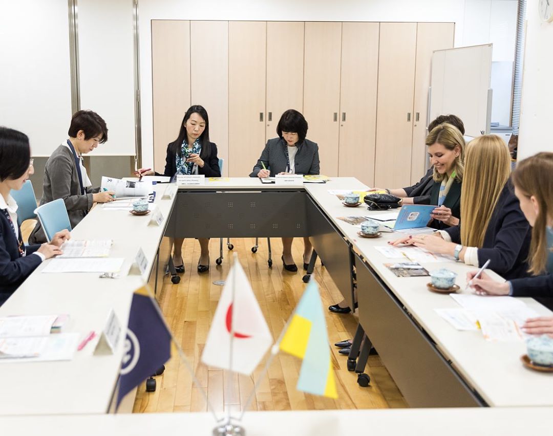 С пестрой изюминкой: Елена Зеленская блистает в строгом деловом костюме с укороченными брюками