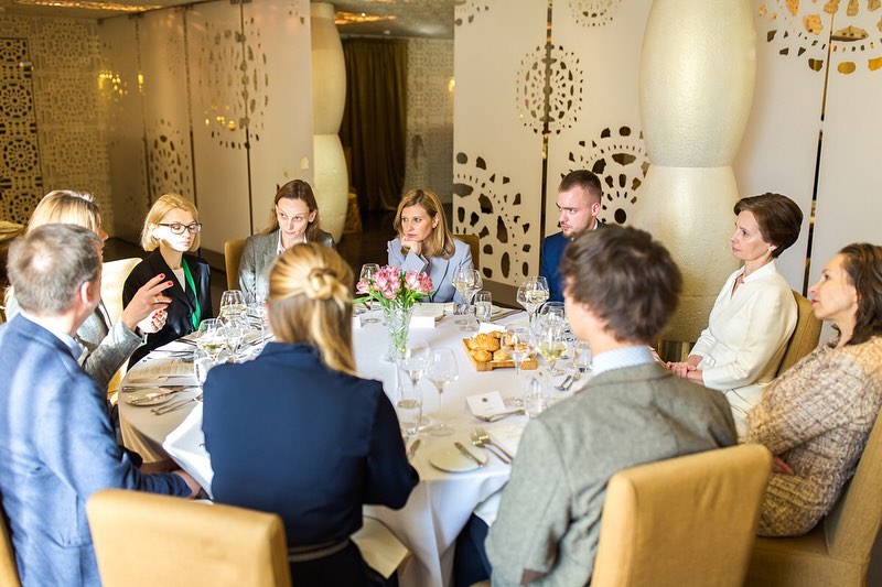 Как всегда безупречна: Елена Зеленская покорила Ригу элегантным нарядом