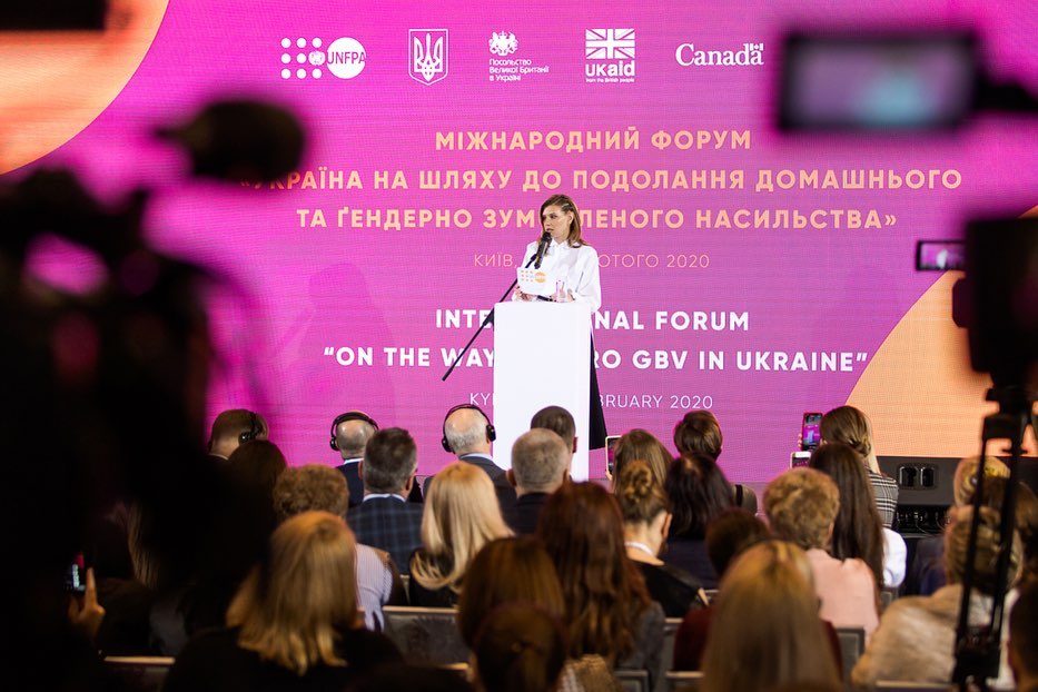 Нестандартний хід: Олена Зеленська в афро-косичках з'явилася на форумі проти домашнього насильства