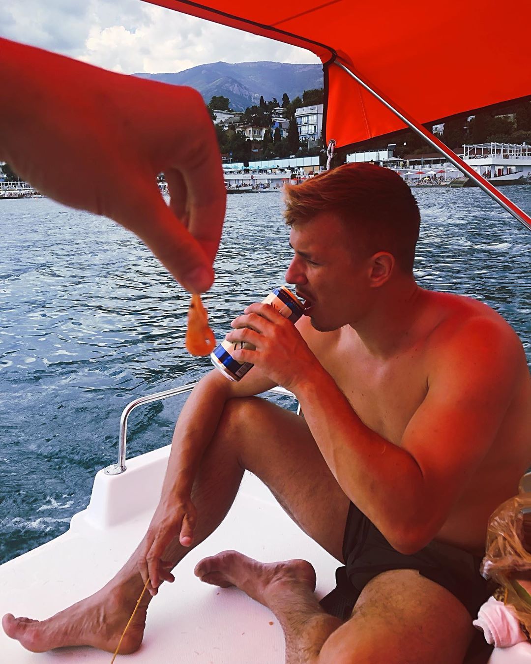 Відомий український співак засвітився на відпочинку в окупованій Ялті (фото)