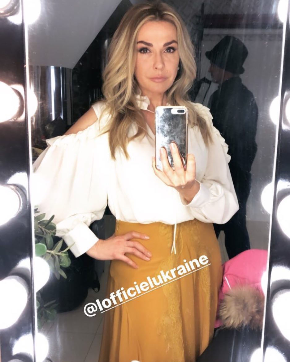 Нестареющая Ольга Сумская покорила романтичным образом в съемке для глянца