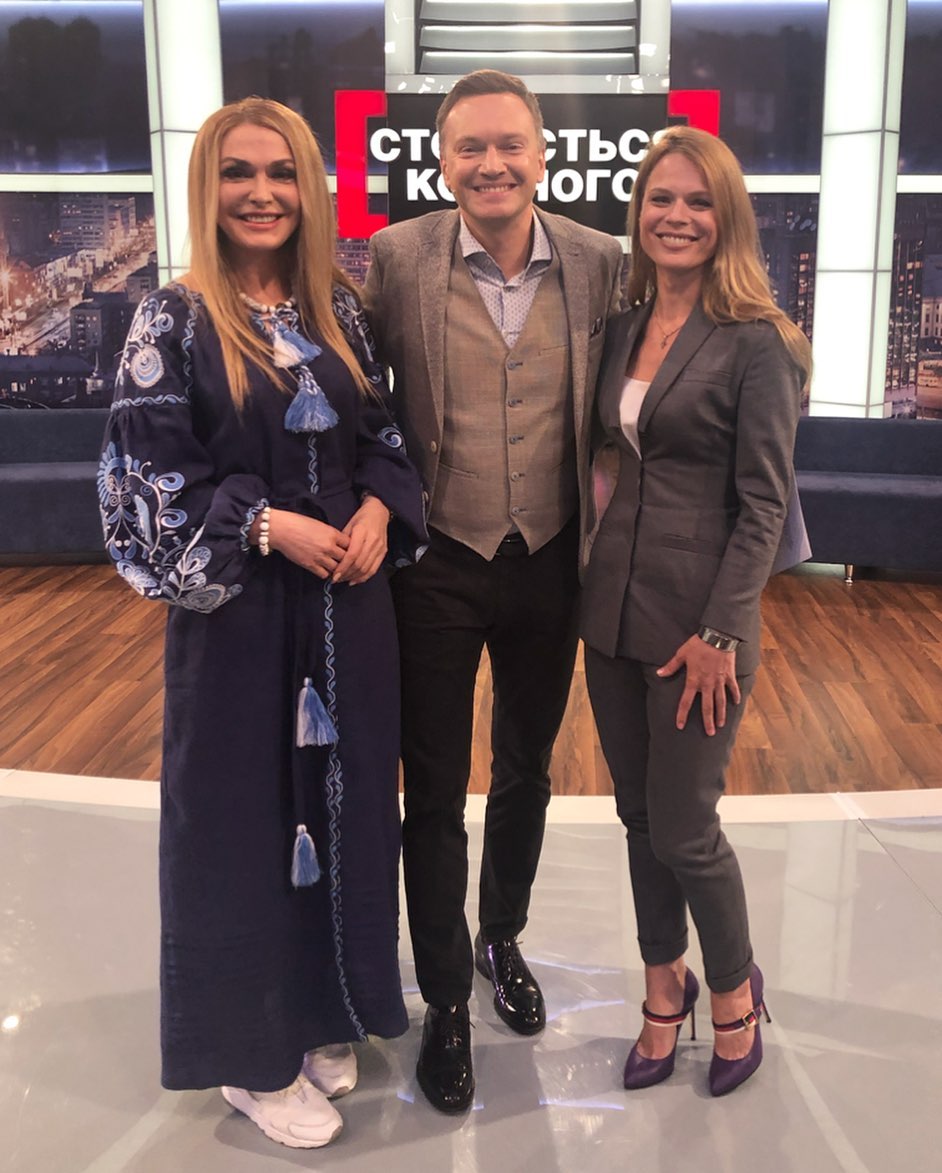 Нереальної краси жінка: 52-річна Ольга Сумська у сукні-вишиванці захопила мережу