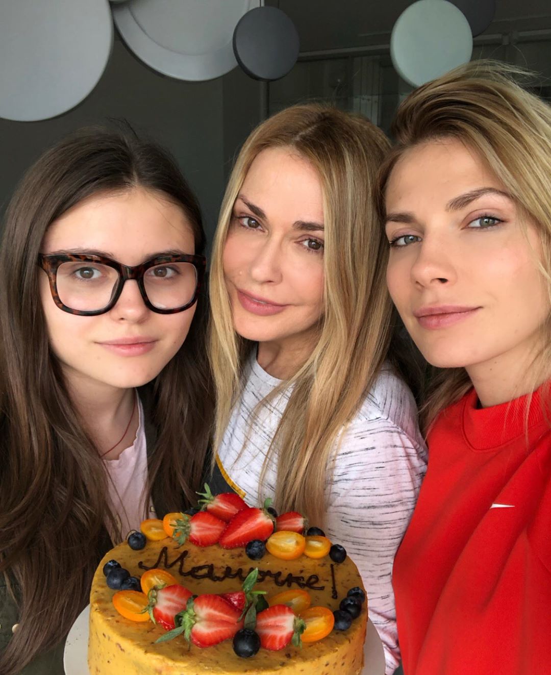 Чарівні красуні: Ольга Сумська зачарувала мережу фото з доньками і мамою