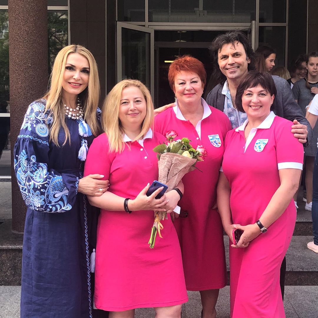 "Волнительный день": Сумская в вышиванке спела на последнем звонке дочери