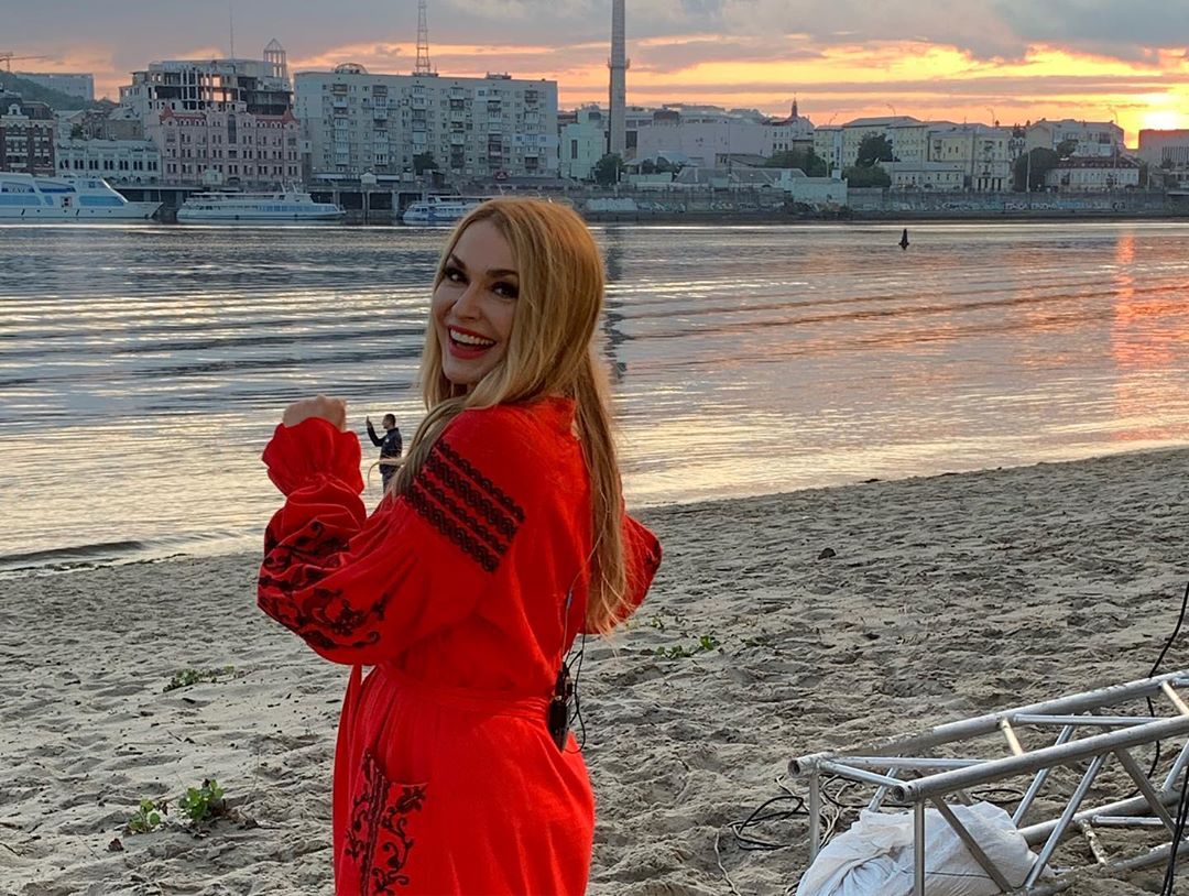 "Украинская красавица": Ольга Сумская позировала на пляже в роскошном платье-вышиванке