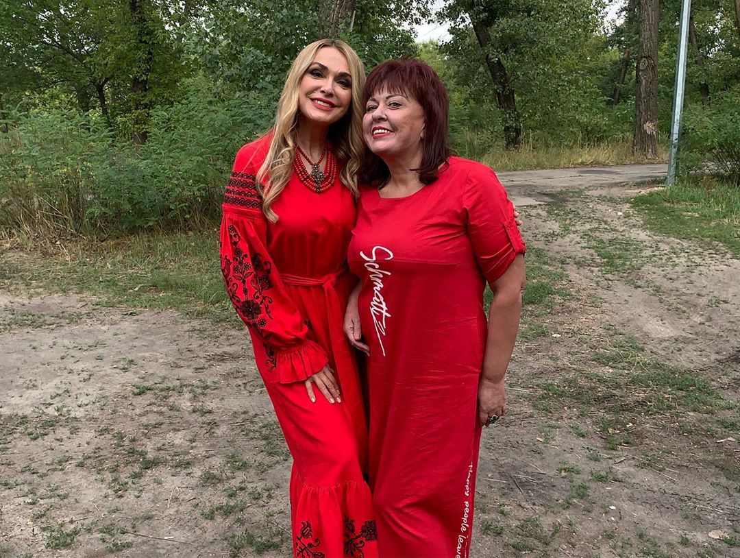 "Украинская красавица": Ольга Сумская позировала на пляже в роскошном платье-вышиванке