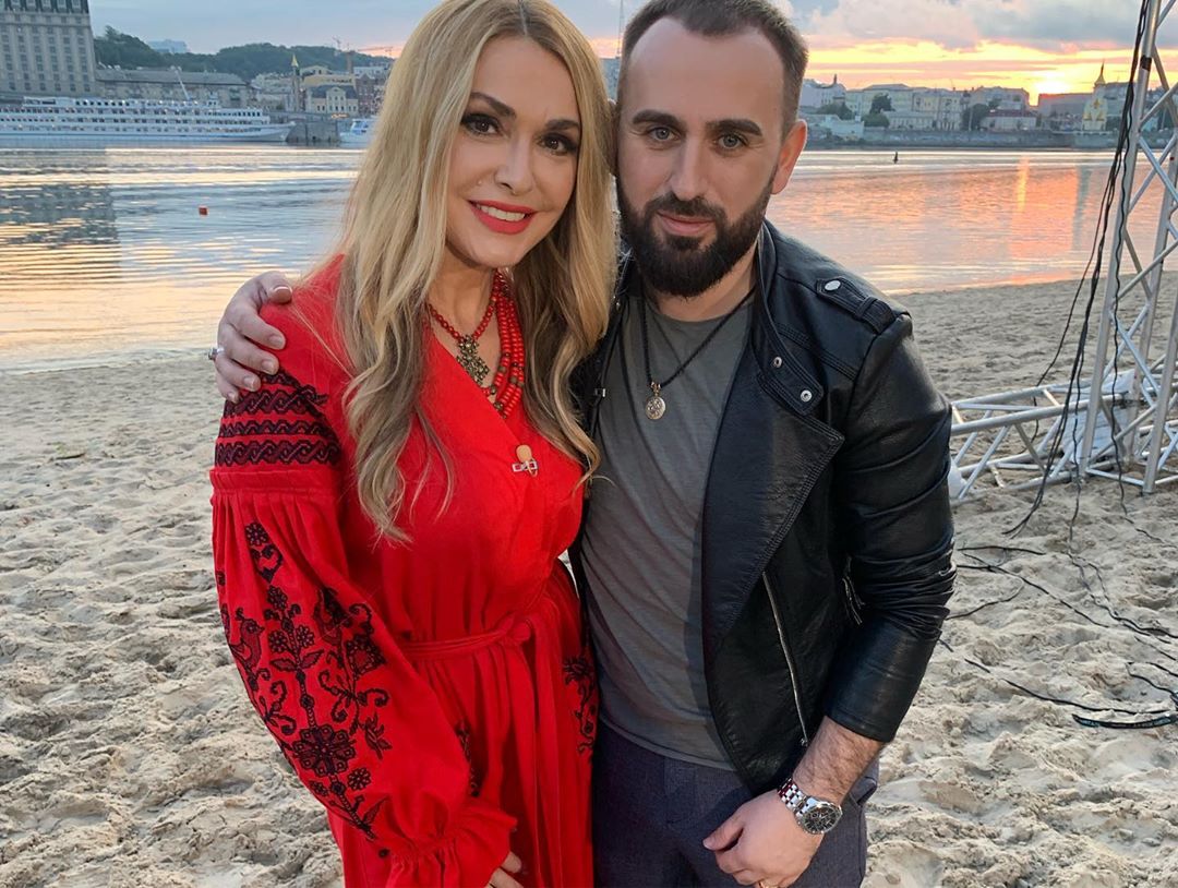 "Украинская красавица": Ольга Сумская позировала на пляже в роскошном платье-вышиванке