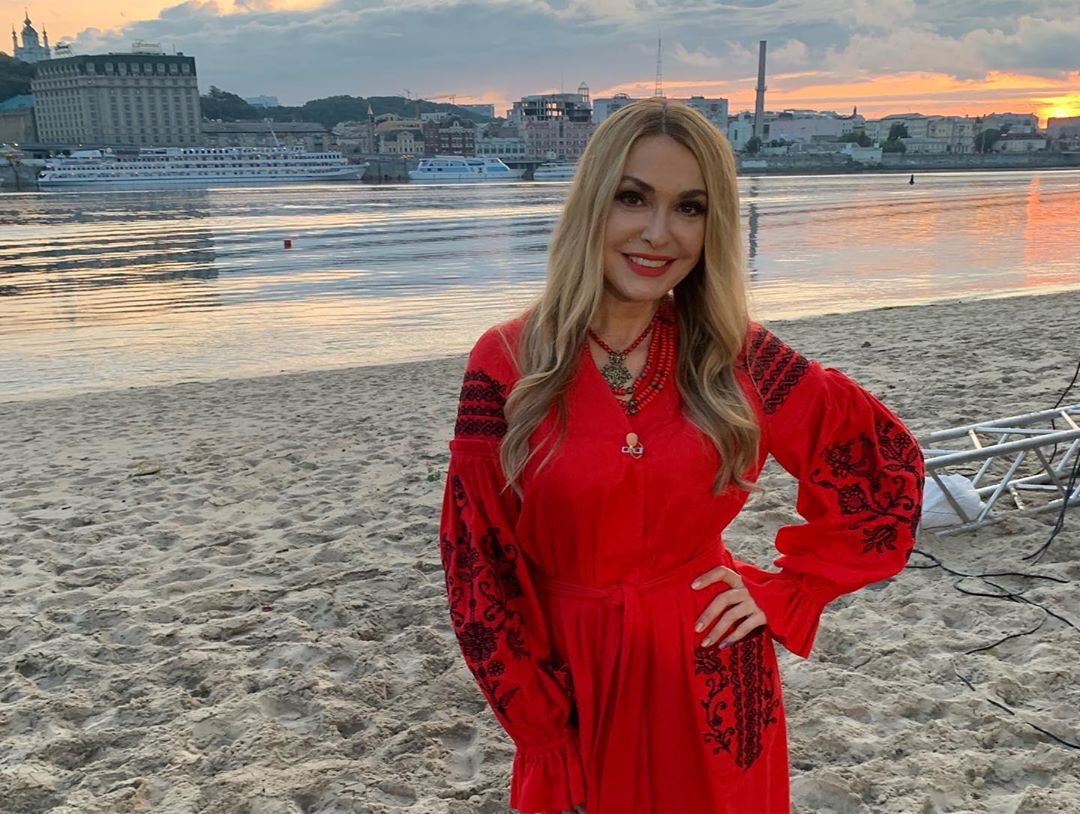 "Украинская красавица": Ольга Сумская позировала на пляже в роскошном платье-вышиванке