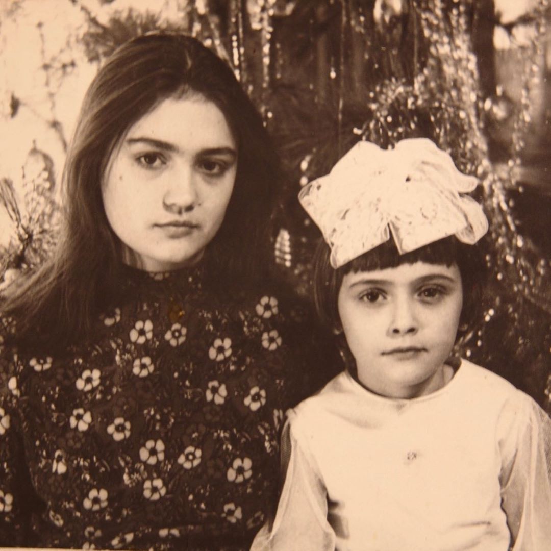 &quot;Почти не изменились&quot;: Ольга Сумская очаровала детскими фото с сестрой Натальей