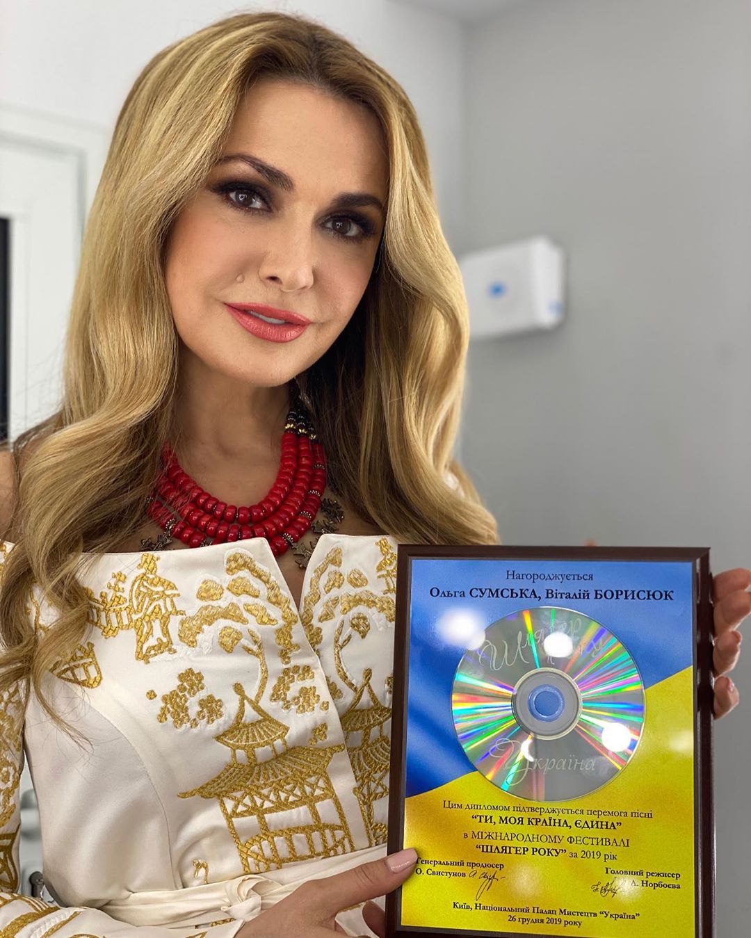 Краса України: Ольга Сумська захопила появою в розкішному платті-вишиванці