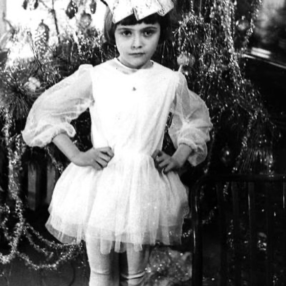 &quot;Почти не изменились&quot;: Ольга Сумская очаровала детскими фото с сестрой Натальей