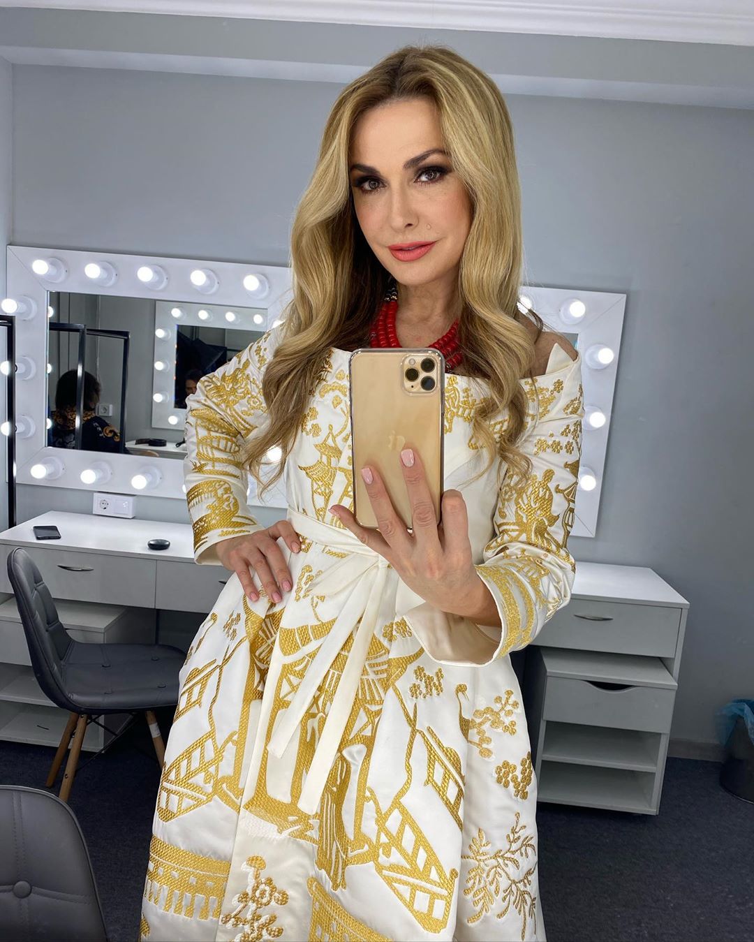 Краса України: Ольга Сумська захопила появою в розкішному платті-вишиванці