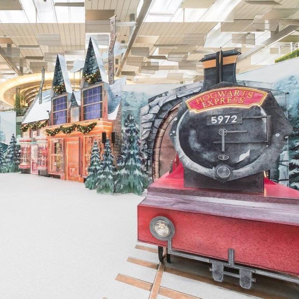 Аэропорт в Сингапуре украсили к Рождеству в стиле Гарри Поттера