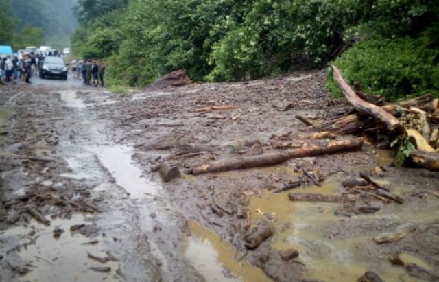 В Закарпатской области прошли дожди с градом, оползень перекрыл трассу госзначения
