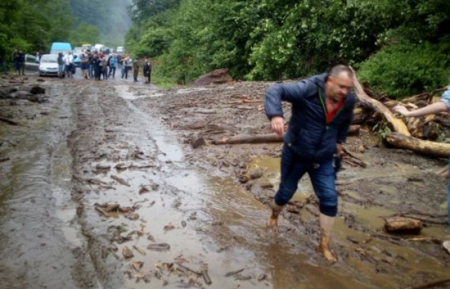 В Закарпатской области прошли дожди с градом, оползень перекрыл трассу госзначения
