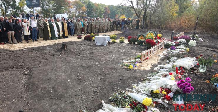 В Харькове попрощались с погибшими в катастрофе Ан-26: место трагедии усыпано цветами