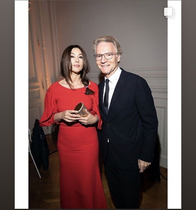 Пристрасна і прекрасна: Моніка Беллуччі блищить в Парижі в розкішній червоній сукні від Elie Saab