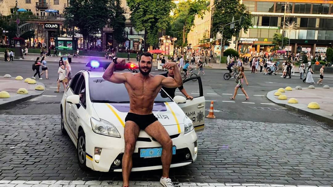 Студенти в шоці: в КПІ з їжею приїхав голий кур'єр (відео)