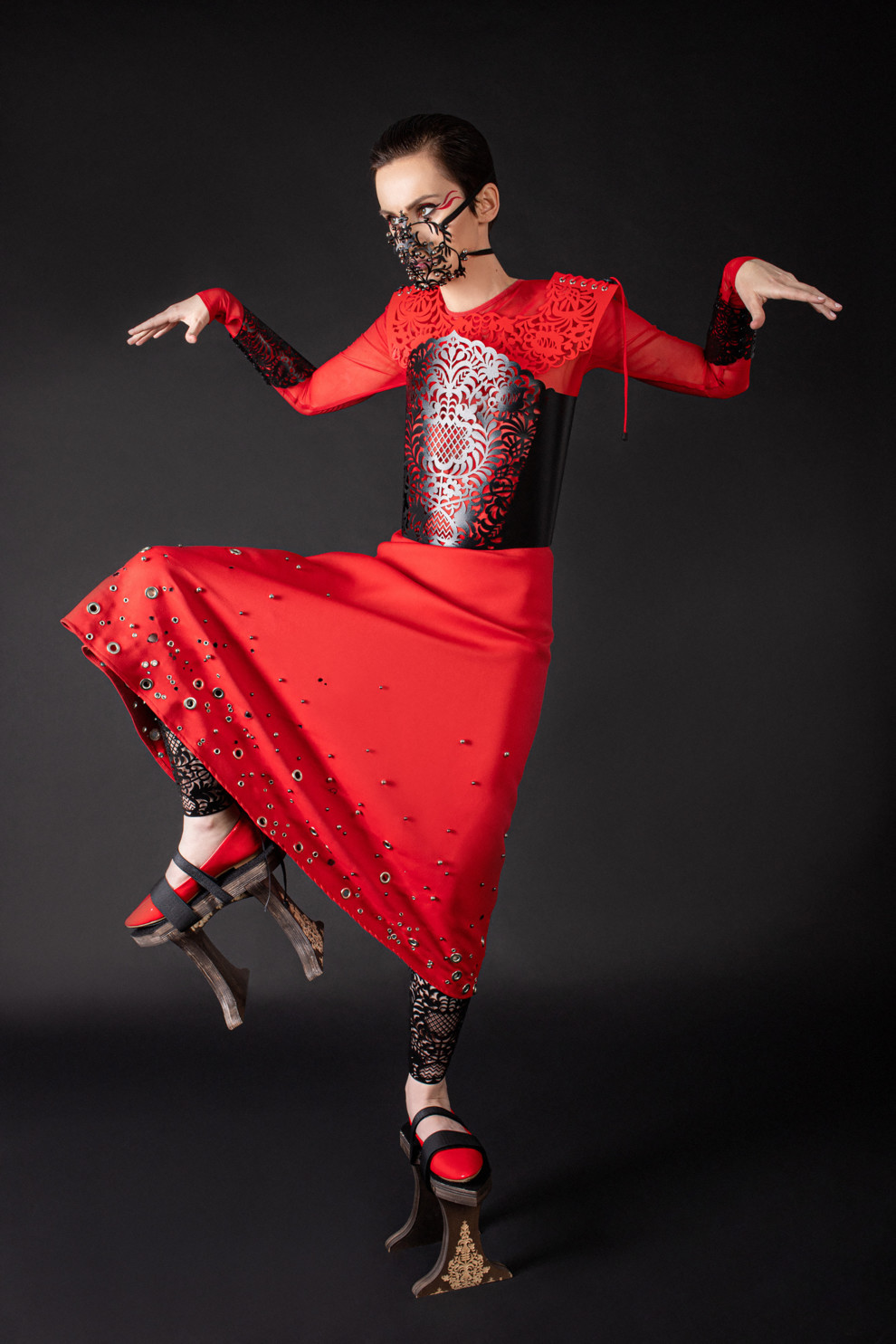 Ажурная маска и корсет: солистка Go_A снялась в ярких образах для украинского глянца