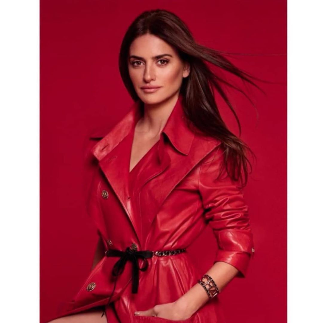 Сліпуча! Пенелопа Крус блищить в Парижі в стильному комбінезоні Chanel