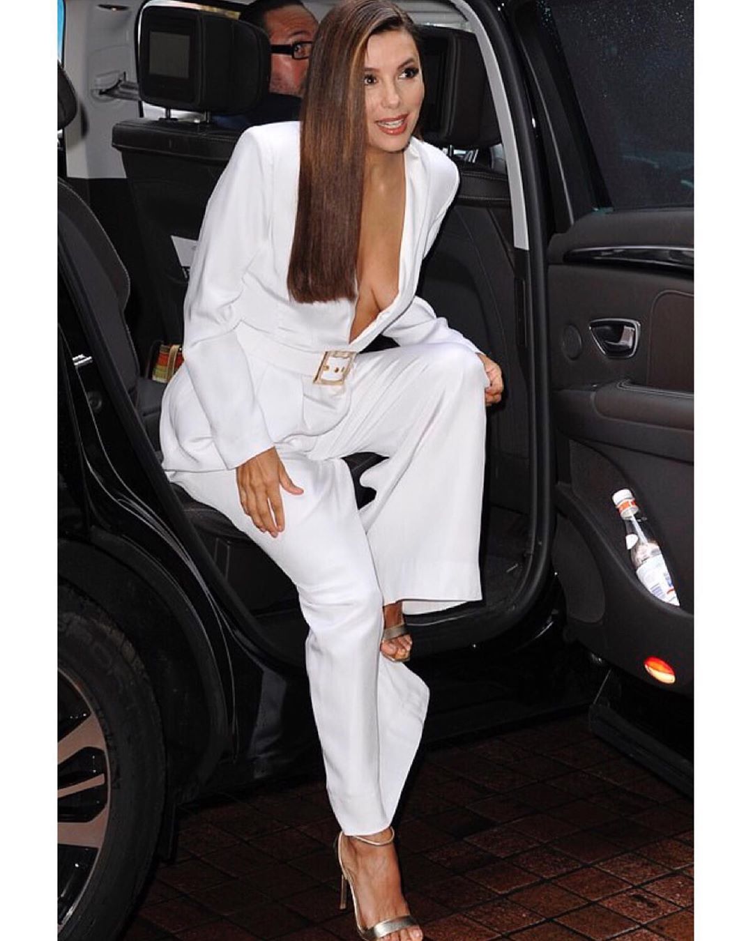 Біла магія: 44-річна Єва Лонгорія підкреслила яскраву зовнішність стильним світлим вбранням