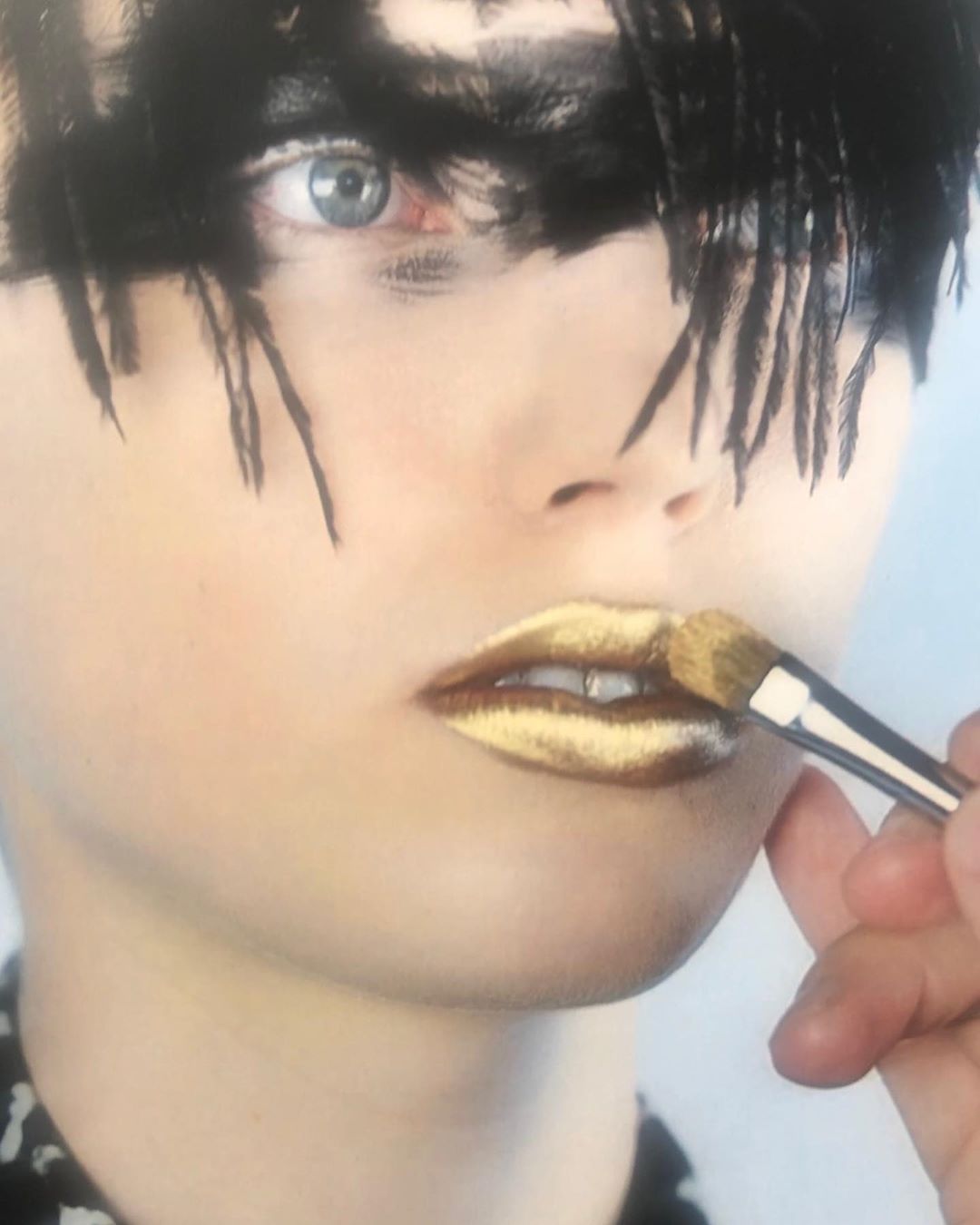 Россыпи золота, элементы пирсинга и накладные скулы: самые необычные мейк-ап тренды Недели моды в Париже