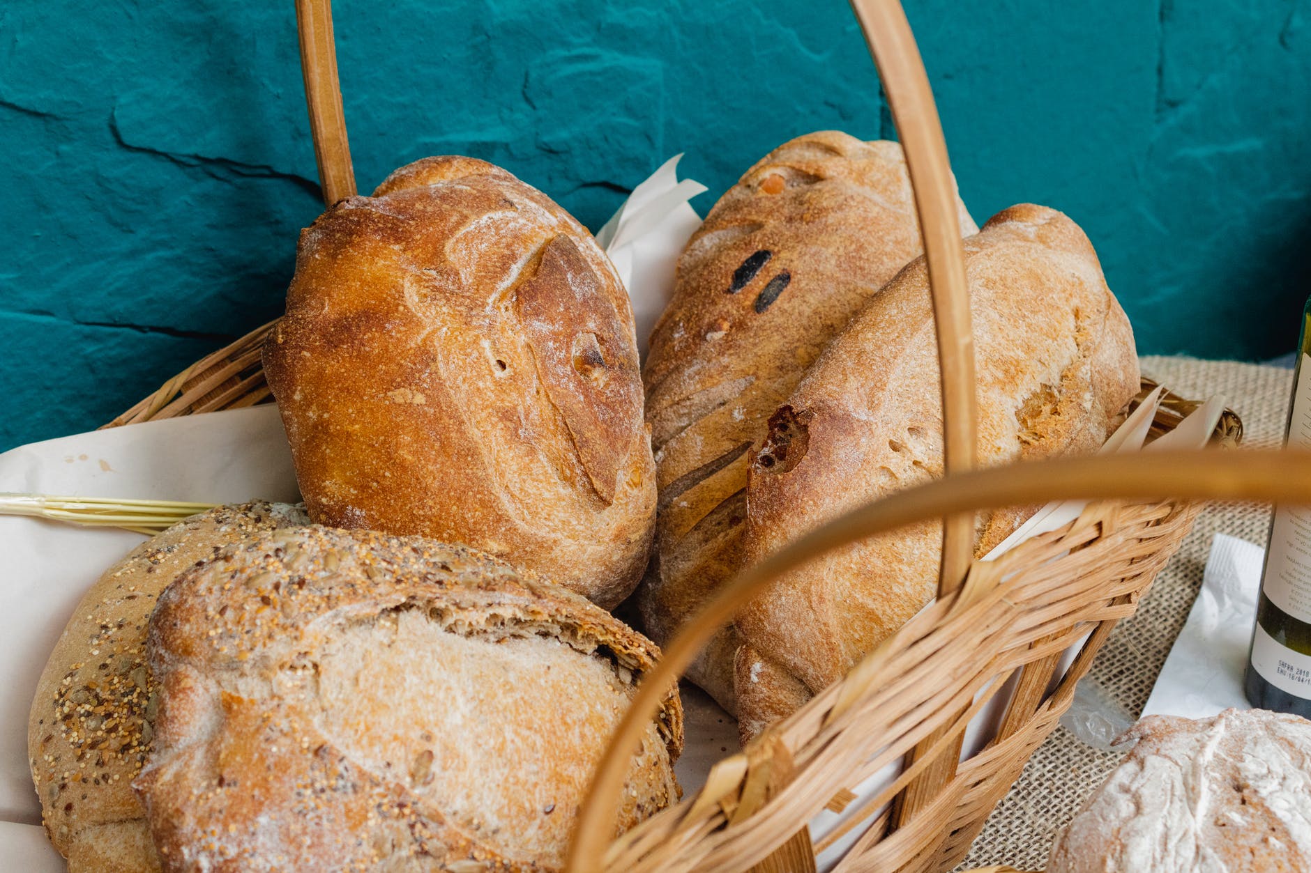Білий і цільнозерновий: експерт вказала на важливий нюанс при виборі хліба для тих, хто худне