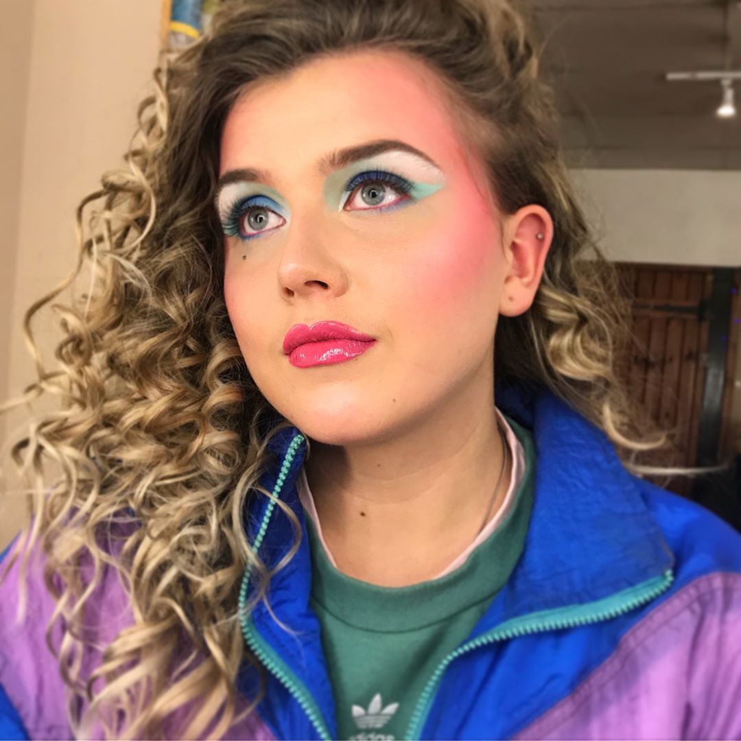 Разноцветная игривость: в сети "сходят с ума" по макияжу в стиле 80-х (яркие фото)