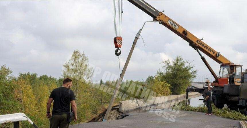 Под Днепром после сильного дождя обвалился мост: появились фото
