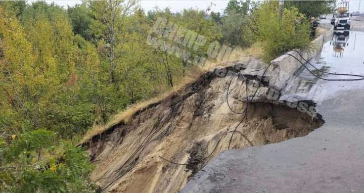 Под Днепром после сильного дождя обвалился мост: появились фото