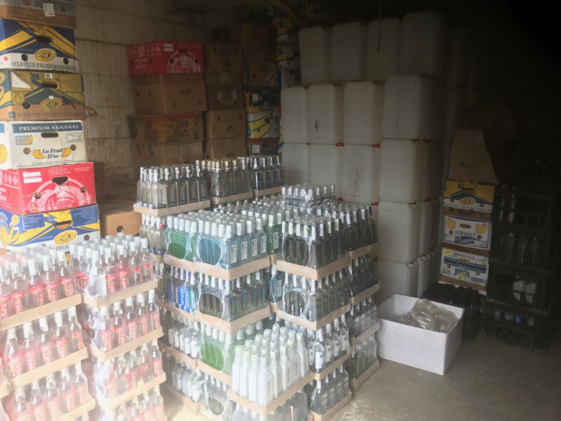 На Буковині викрили підпільний цех, у якому підробляли горілку відомих марок