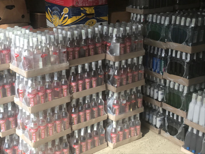 На Буковині викрили підпільний цех, у якому підробляли горілку відомих марок