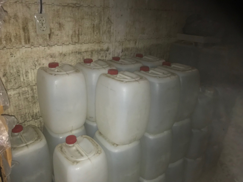 На Буковині викрили підпільний цех, у якому підробляли горілку відомих марок