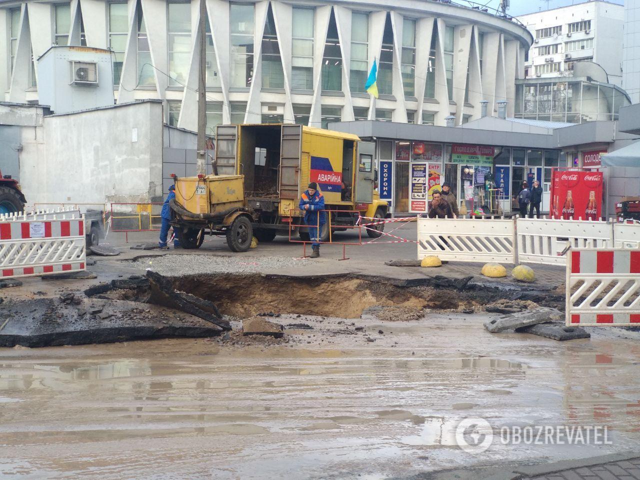 У центрі Києва утворилася величезна воронка: усі подробиці