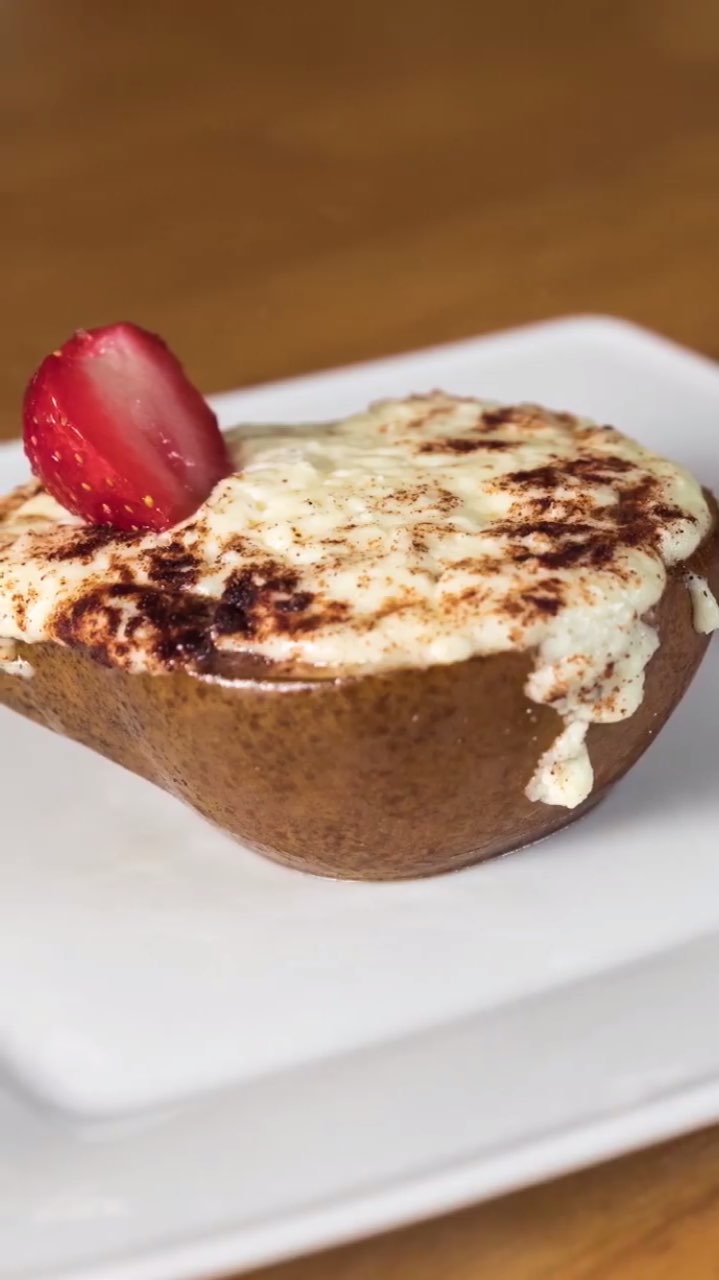 Ідеальний десерт для новорічного столу: рецепт запеченої груші з сиром