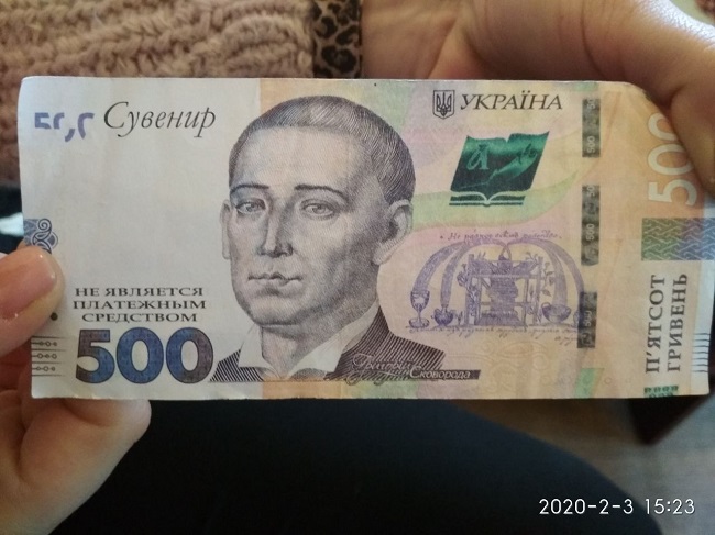 У київських кафе орудують досвідчені шахраї: відео зі схемою обману