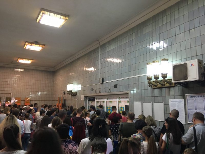 В киевском метро образовались очереди