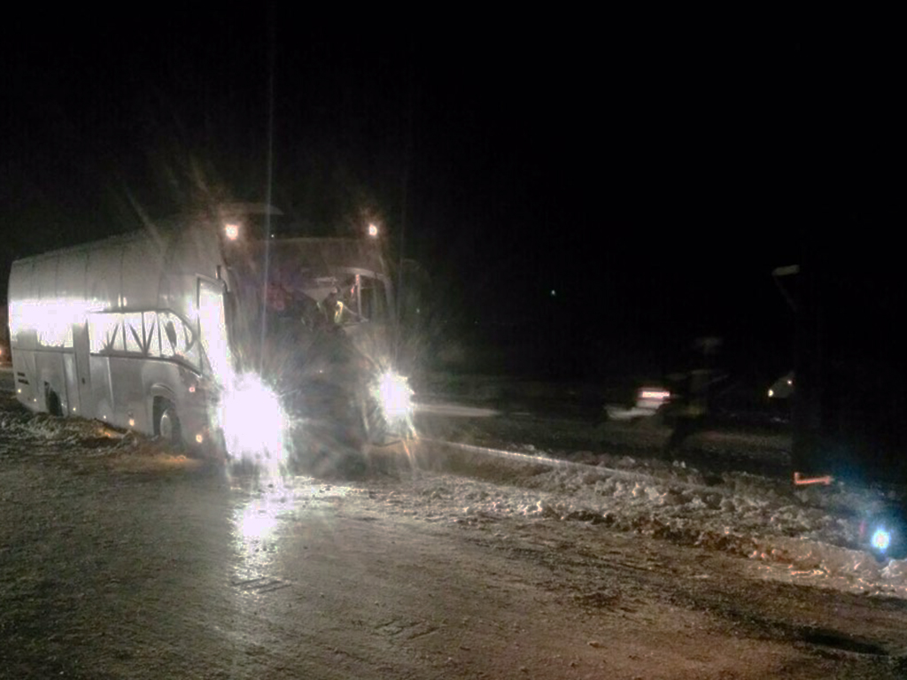 Через снігові замети у Дніпропетровській області застряг автобус з дітьми