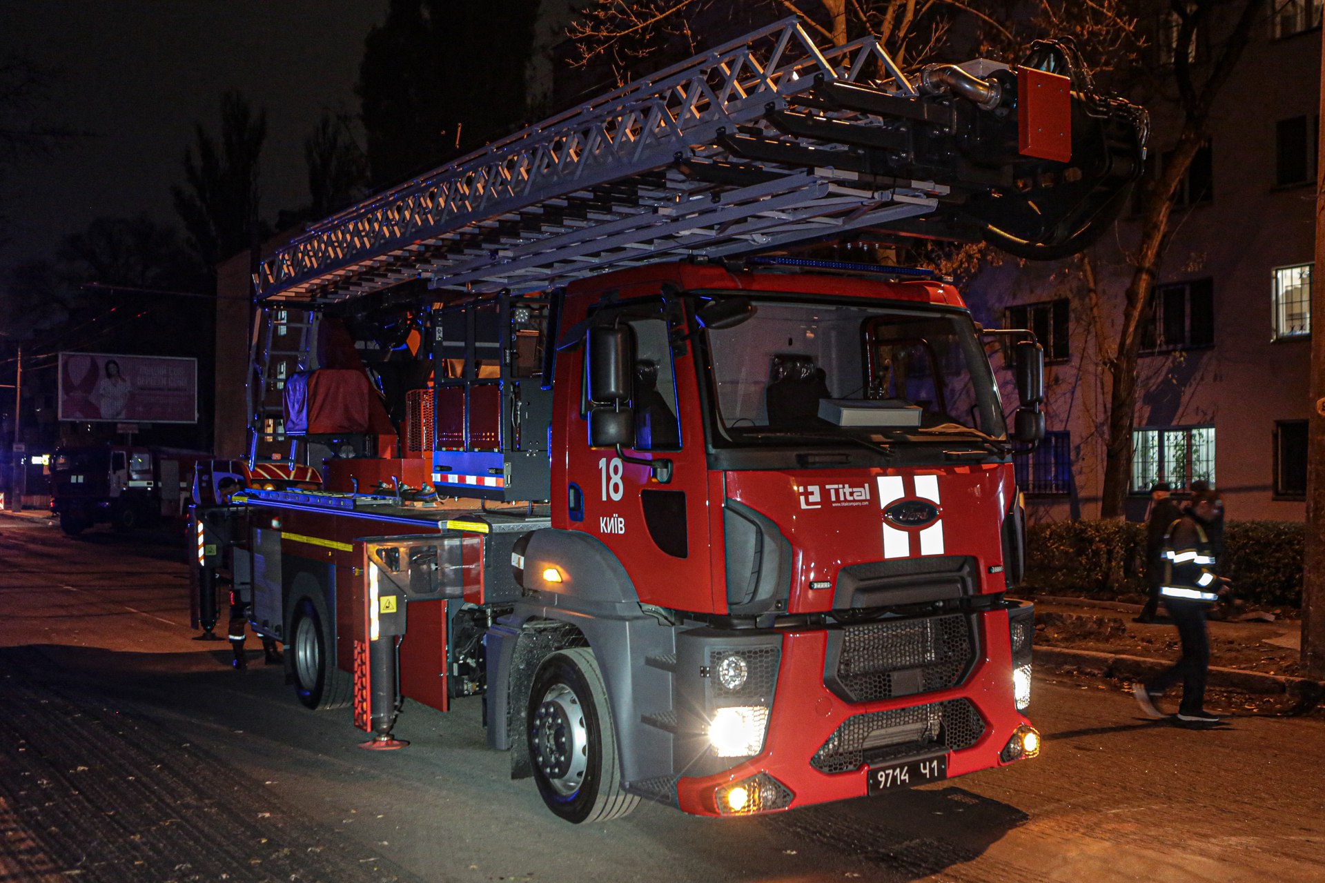 У Києві вночі горів гуртожиток НАУ, евакуювали більше сотні осіб