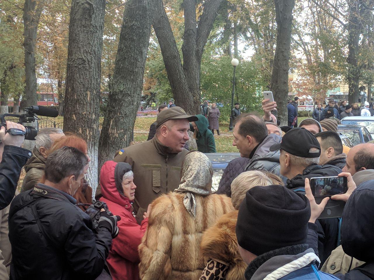 Под Радой митингующие пытаются разблокировать машину со звукоусилительной техникой