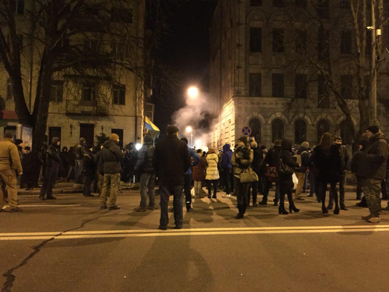 Сторонники Саакашвили принесли бочки и покрышки под здание СБУ