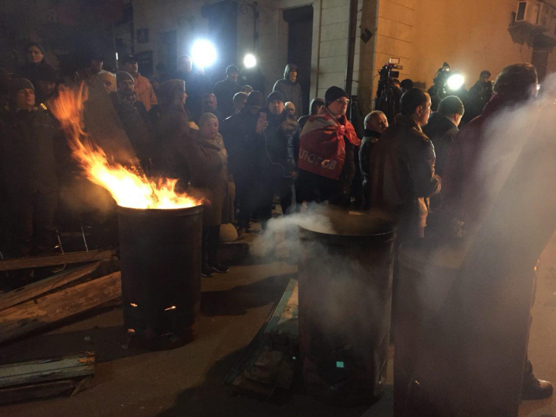 Сторонники Саакашвили принесли бочки и покрышки под здание СБУ