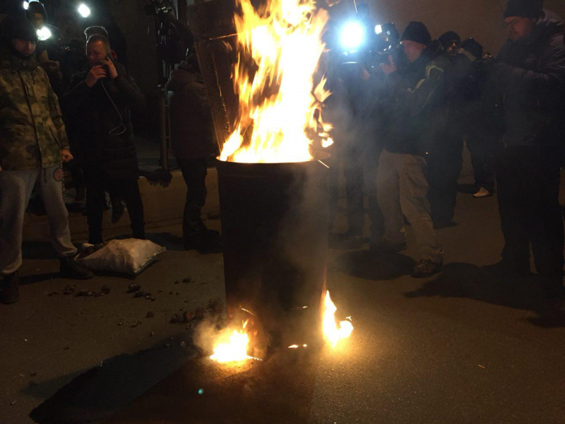 Сторонники Саакашвили принесли бочки и покрышки под здание СБУ
